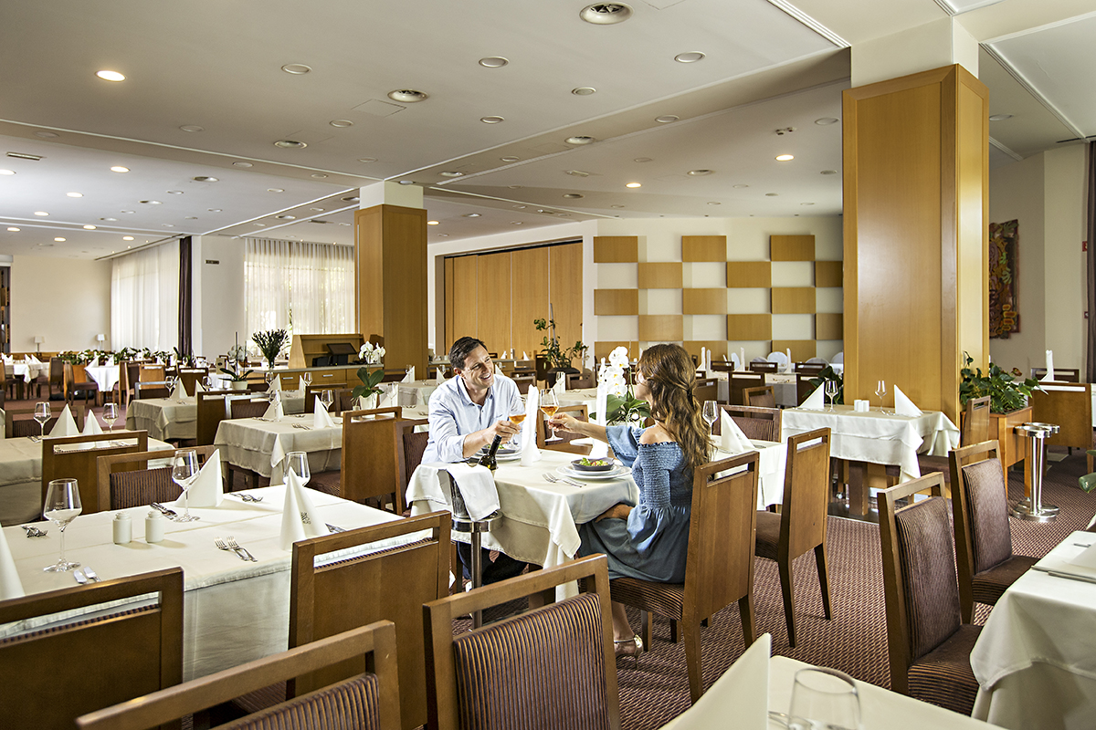 Par sedi za obloženo mizo in obeduje v hotelski restavraciji