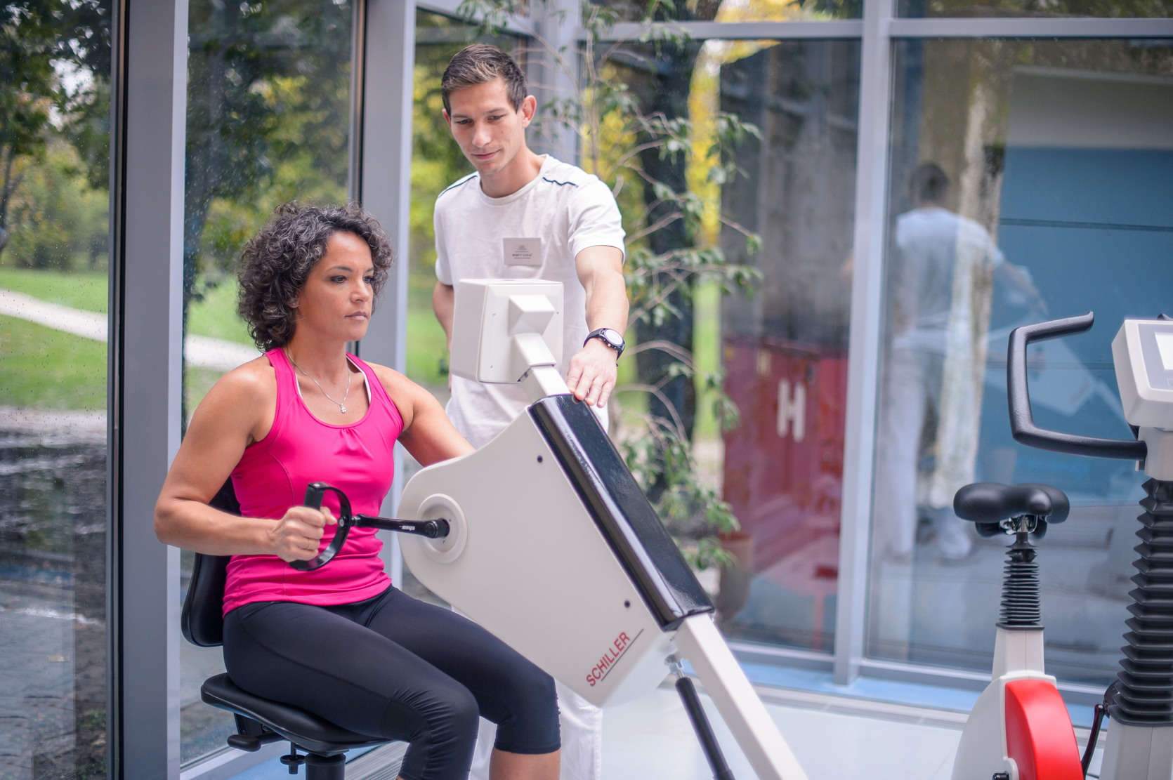 Fizioterapevt kaže ženski pravilno izvedbo raztezalnih vaj