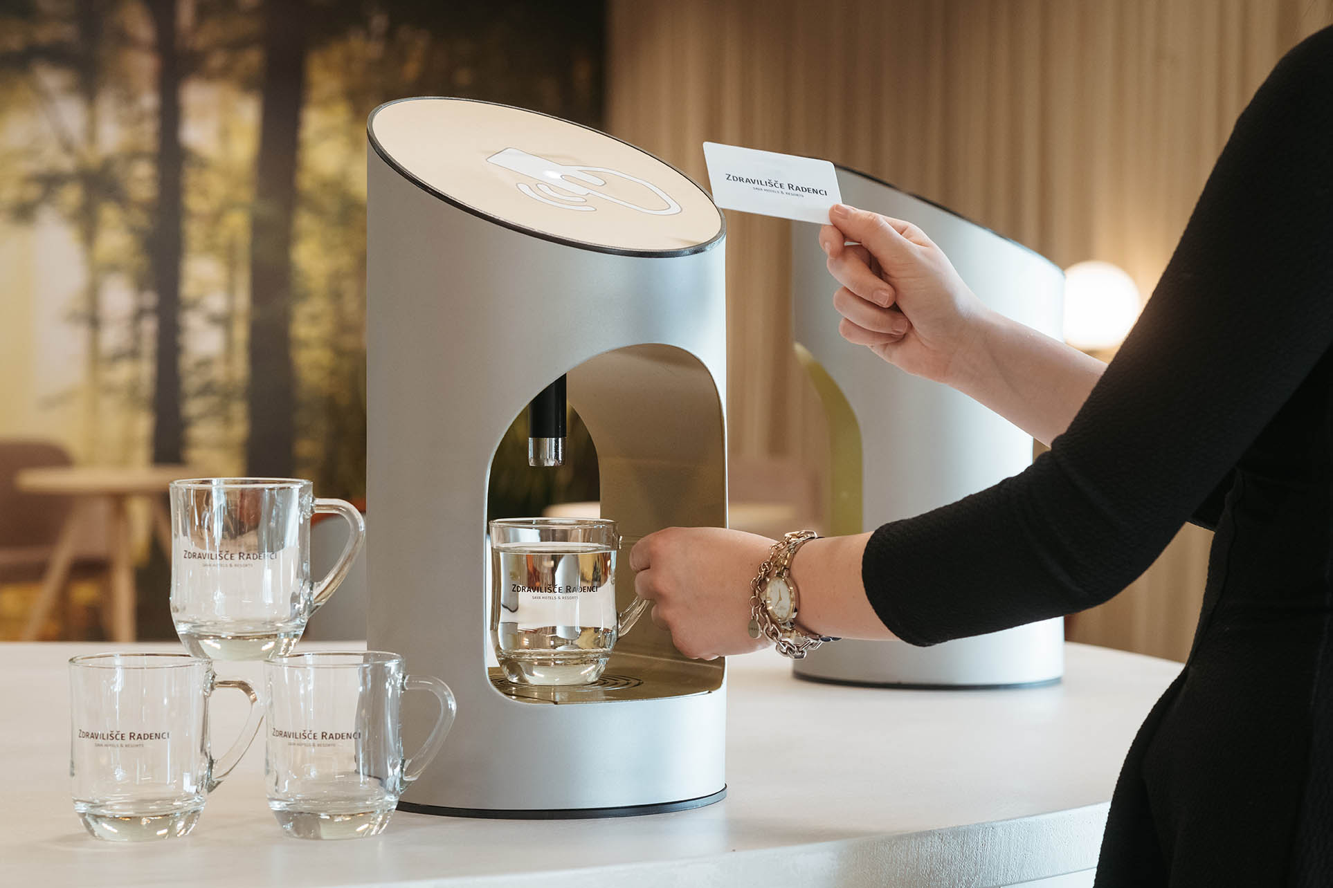 Ženska toči zdravilno vodo v kozarec