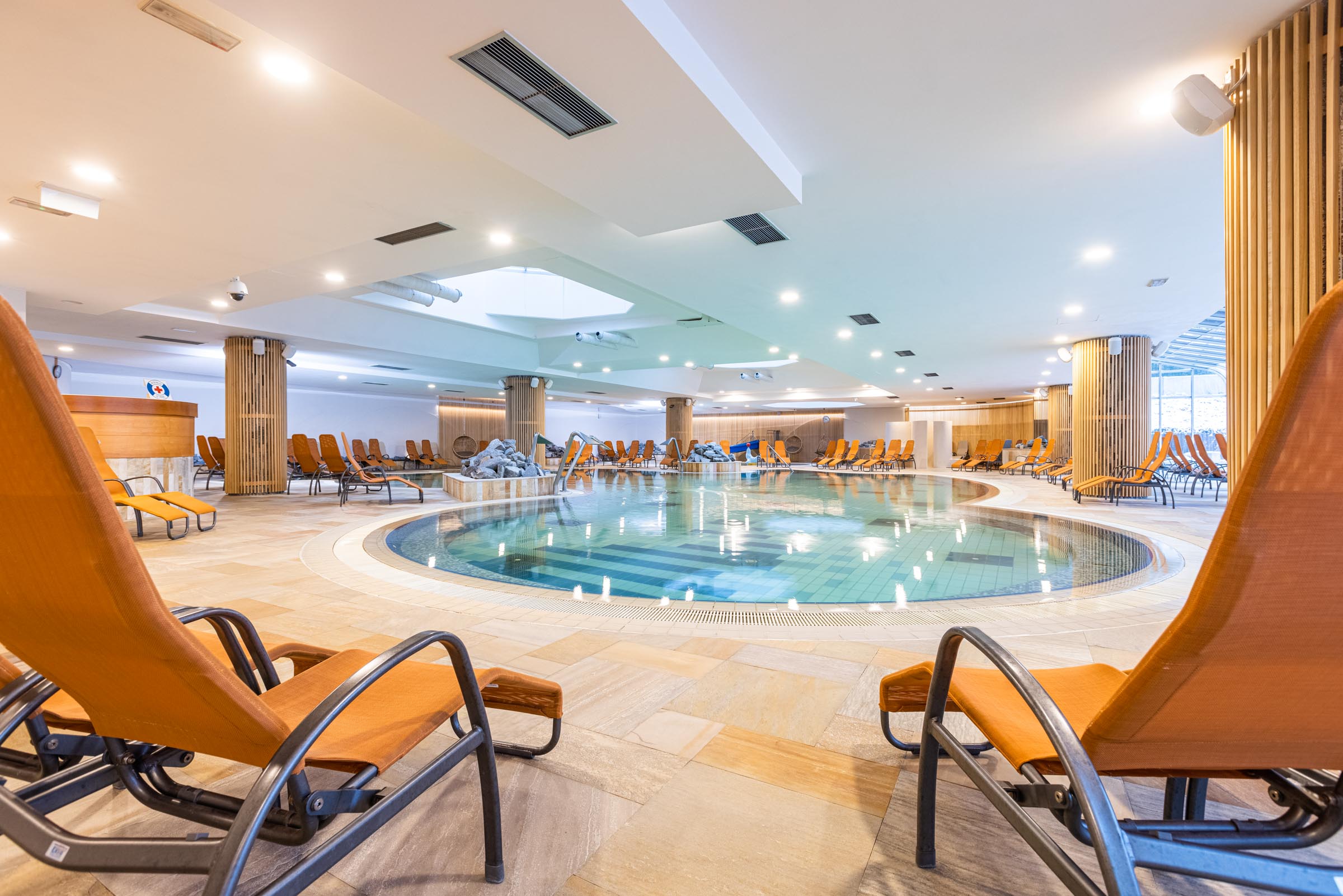 Notranji termalni bazeni in oranžni ležalniki
